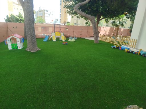 Césped artifical en guarderia Césped artificial en espacios grandes