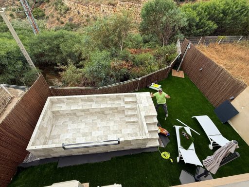 Piscina con césped artificial La piscina de tus sueños